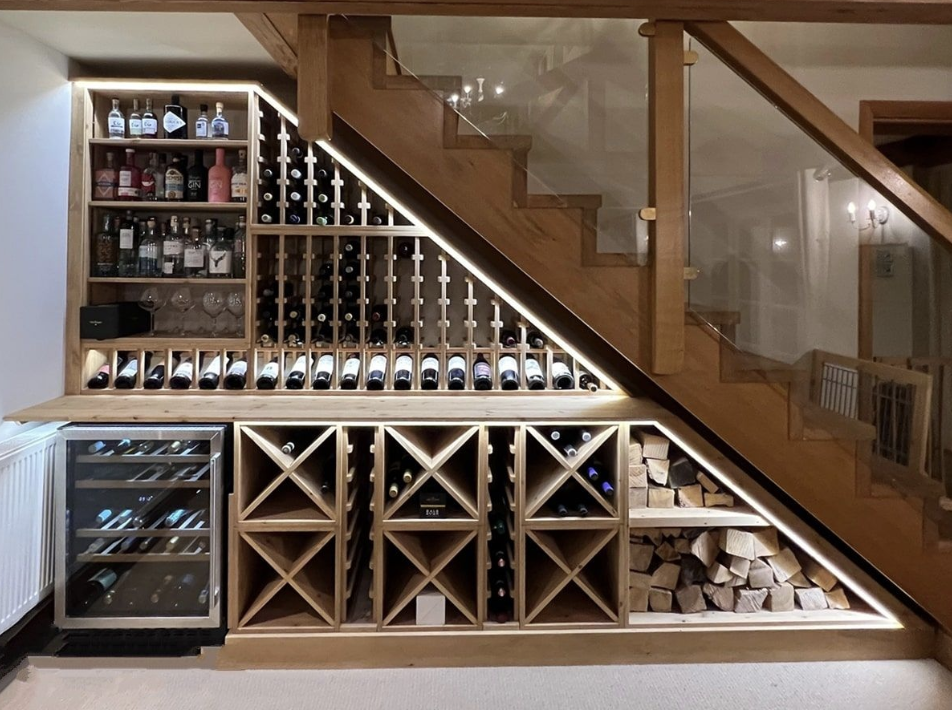 Mẫu Tủ Rượu Gầm Cầu Thang Đẹp, Hiện Đại mau-tu-ruou-gam-cau-thang-voi-kich-thuoc-lon-cung-nhieu-hoa-tiet-cau-ky-gop-phan-tang-tinh-tham-my-dang-cap-cho-phong-khach